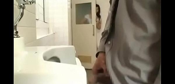  Saori teniendo sexo en baño publico